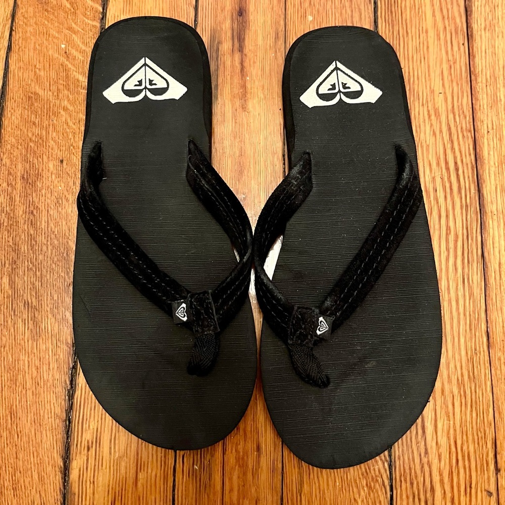 Black Roxy flip-flops. Size 7.